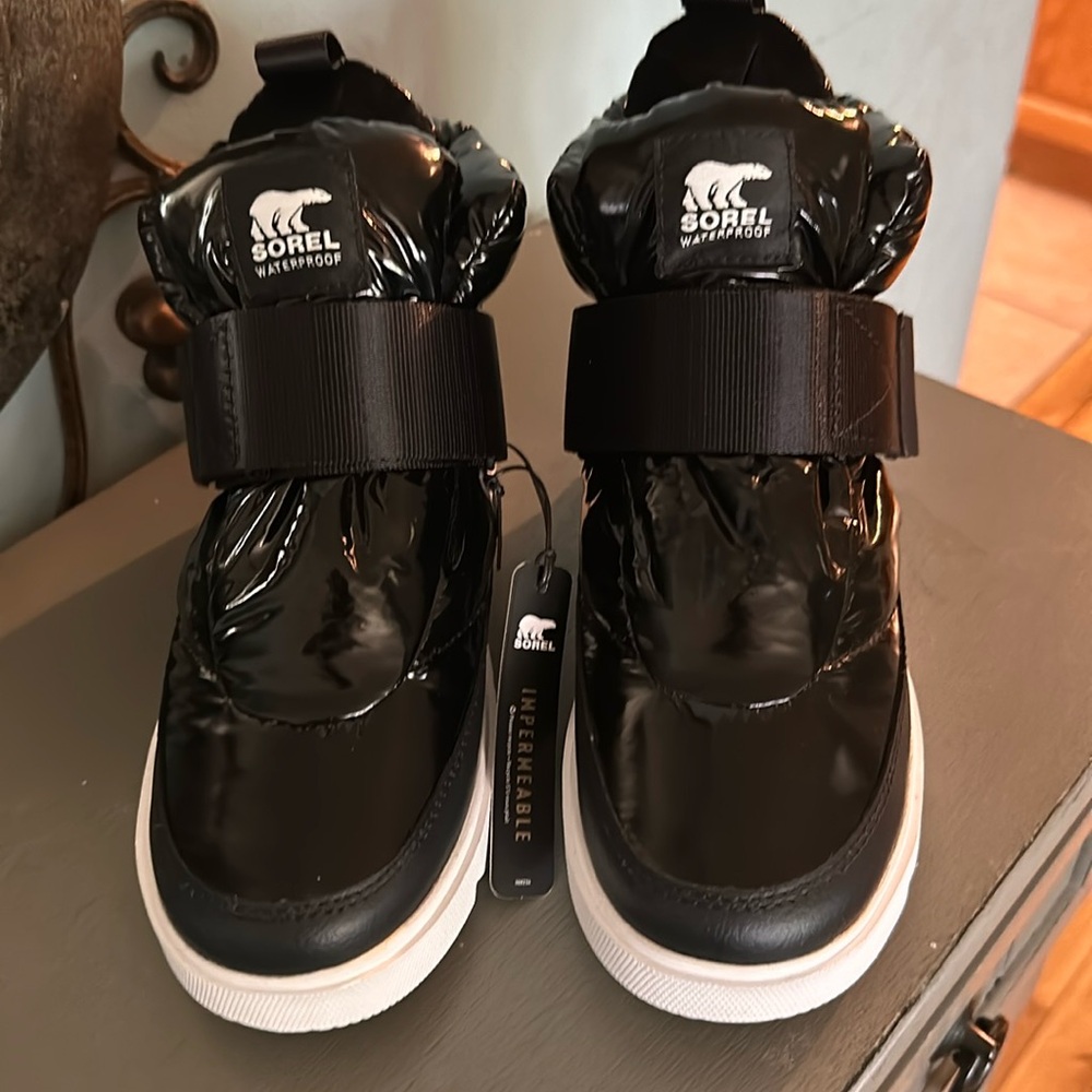SOREL waterproof Velcro black shiny 5 1/2